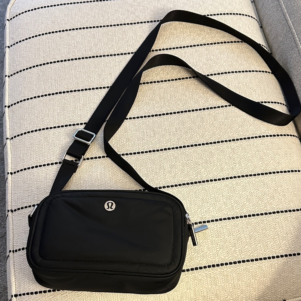 lululemon athletica black crossbody camera
